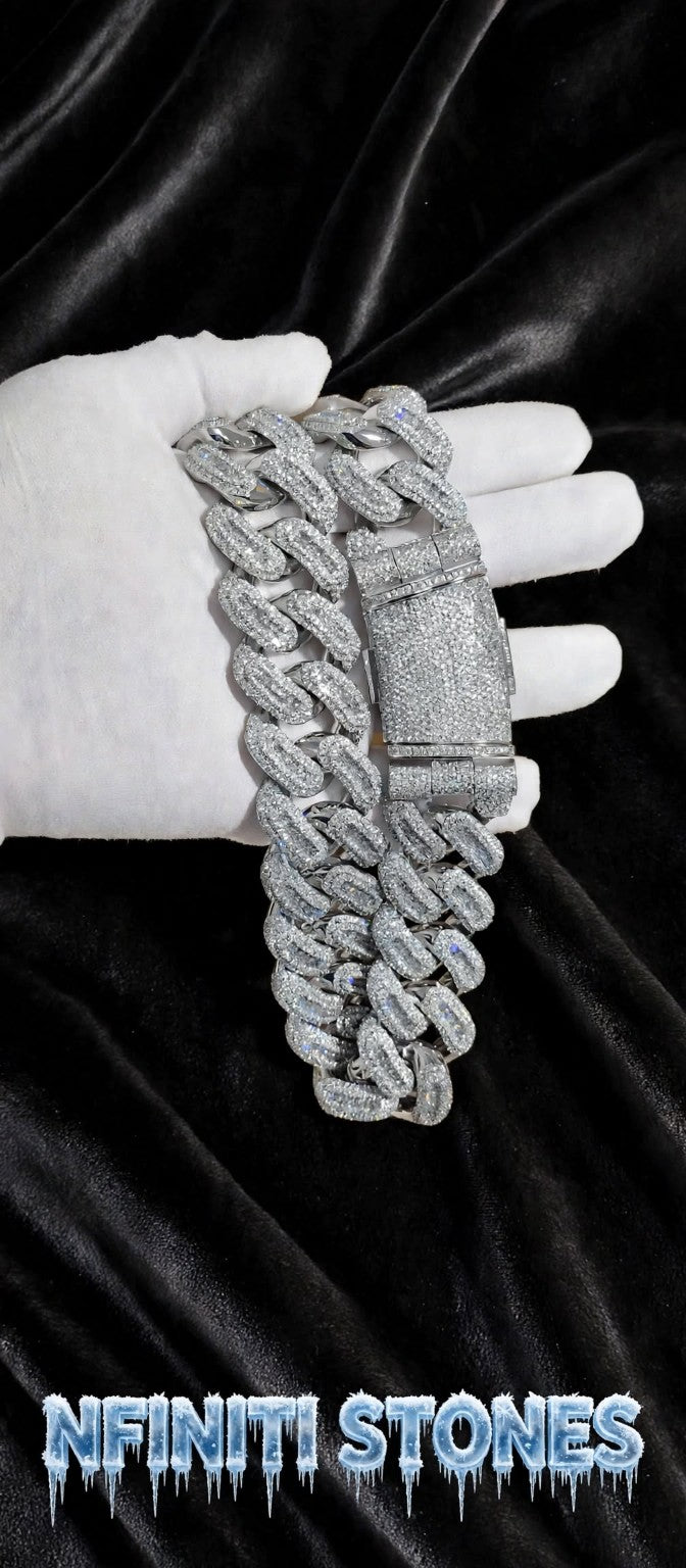 The Barry Bonds Cuban links and clasp close-up