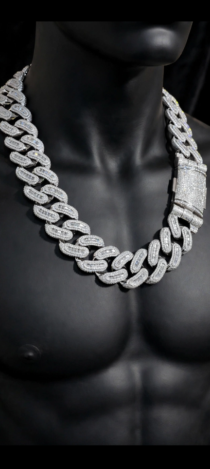 The Barry Bonds Cuban chain mannequin view