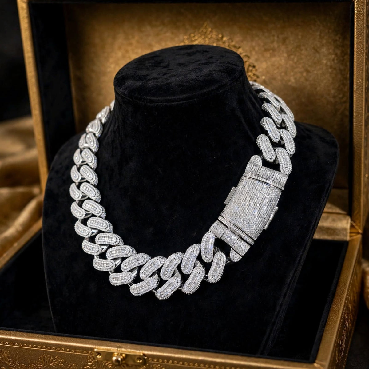 The Barry Bonds Cuban chain on display