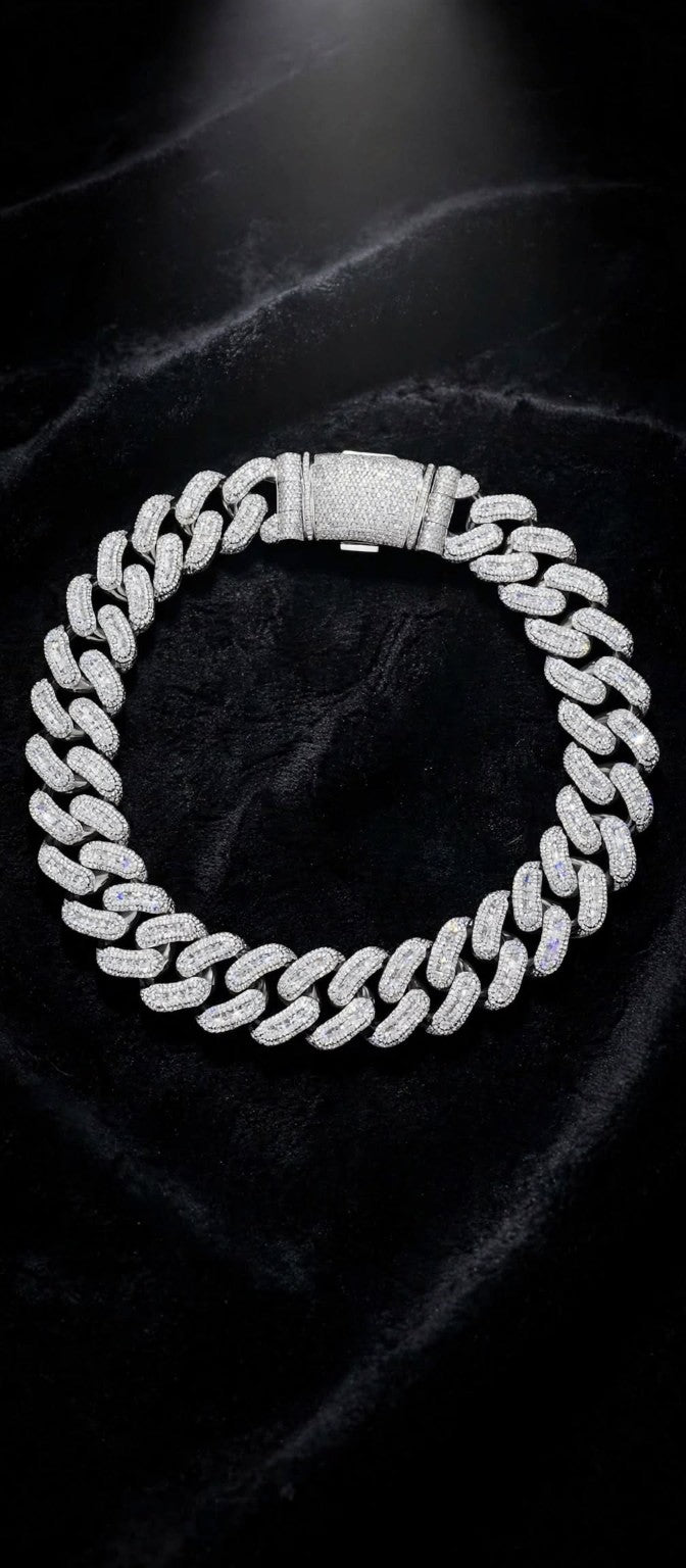 The Barry Bonds 29MM Cuban chain on black velvet