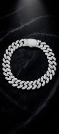 The Barry Bonds 29MM Cuban chain on black velvet